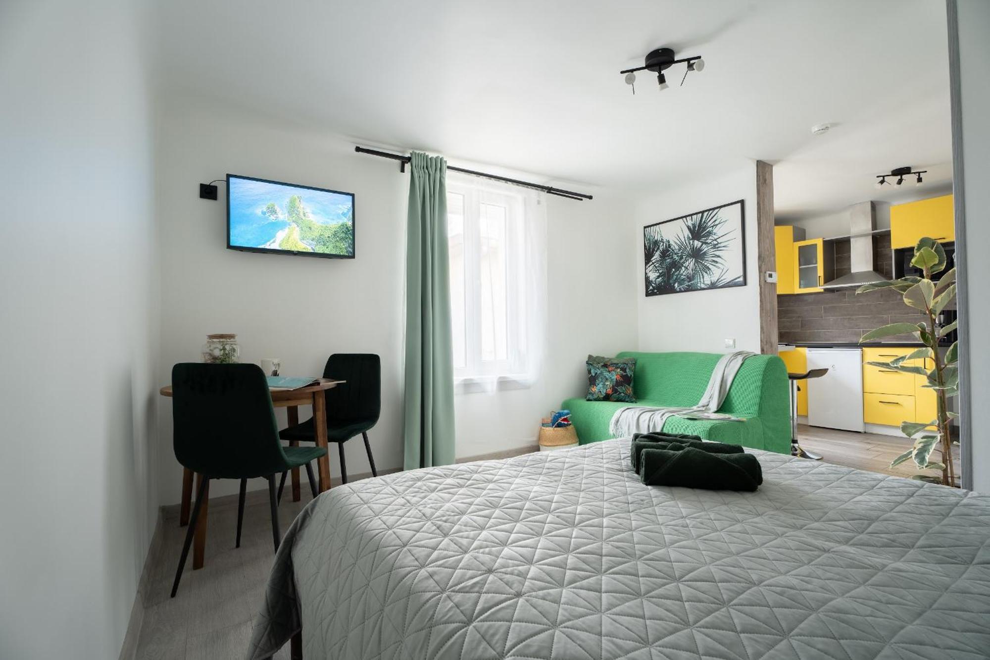 Green Garden & Private Parking Apartments With Playground Riga Exteriör bild
